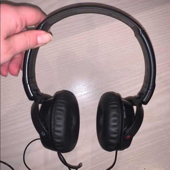 Sony Over-Ear Noise Cancelling Headphones & Case - Picture 4 of 8